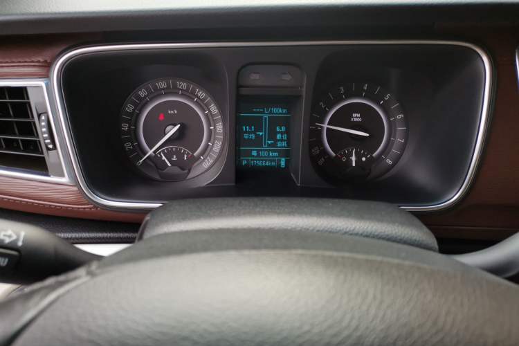 Used Buick GL8 2017 25S Luxury Version China V Standard Odometer Close Up