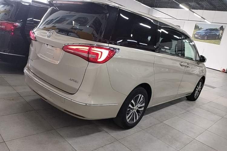 Used Buick GL8 2017 ES 28T Luxury Model China V Standard Rear Right 45 Deg