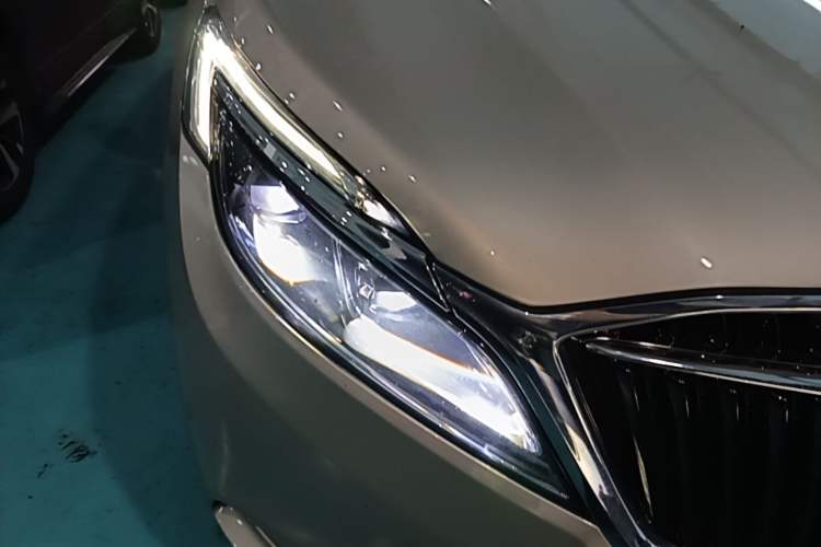 Used Buick GL8 2017 ES 28T Luxury Model China V Standard Right Front Headlight