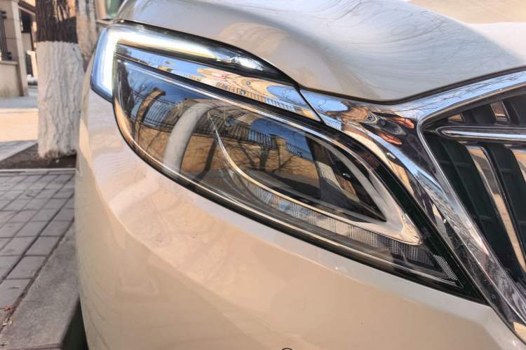 Used Buick GL8 2017 ES 28T Flagship Model China V Standard Right Front Headlight