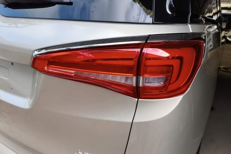 Used Buick GL8 2017 ES 28T Flagship Model China V Standard Right Rear Taillight