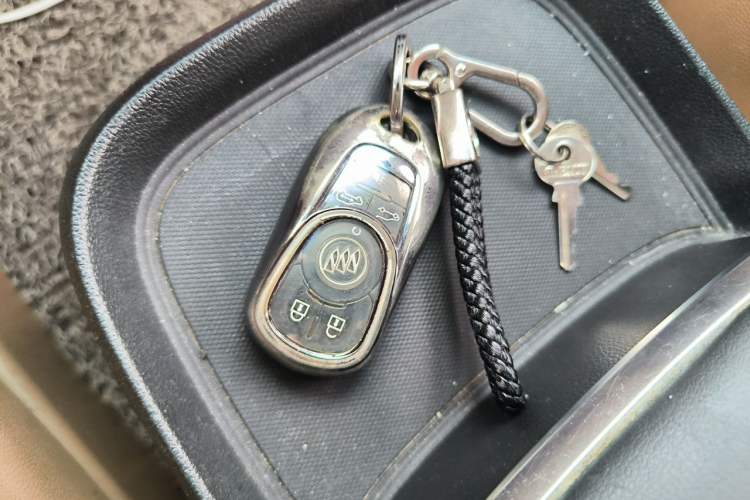 Used Buick GL8 2017 ES 28T Luxury Model China V Standard Vehicle Key