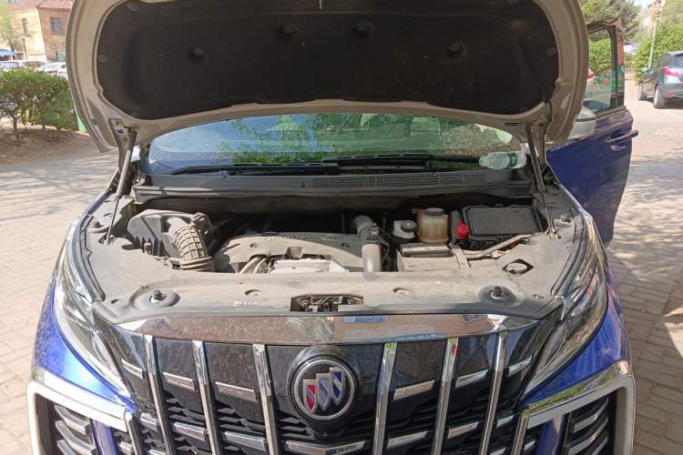 Used Buick GL8 2018 ES 28T Comfort Model China VI Standard Engine Bay