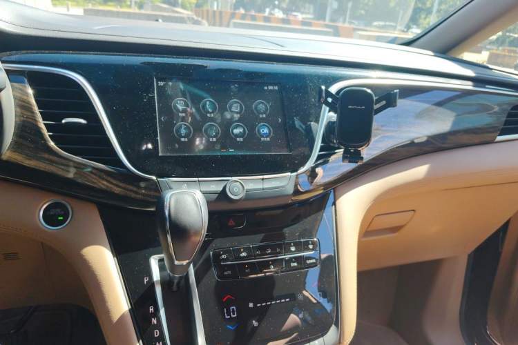 Used Buick GL8 2018 ES 28T Luxury Model China VI Standard Audio And AC Panel