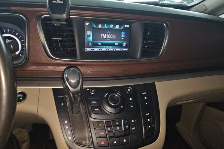 Used Buick GL8 2018 28T Luxury Model China VI Standard Audio And AC Panel