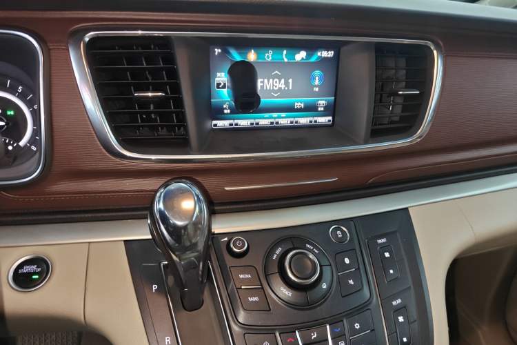 Used Buick GL8 2018 28T Luxury Model China VI Standard Audio And AC Panel