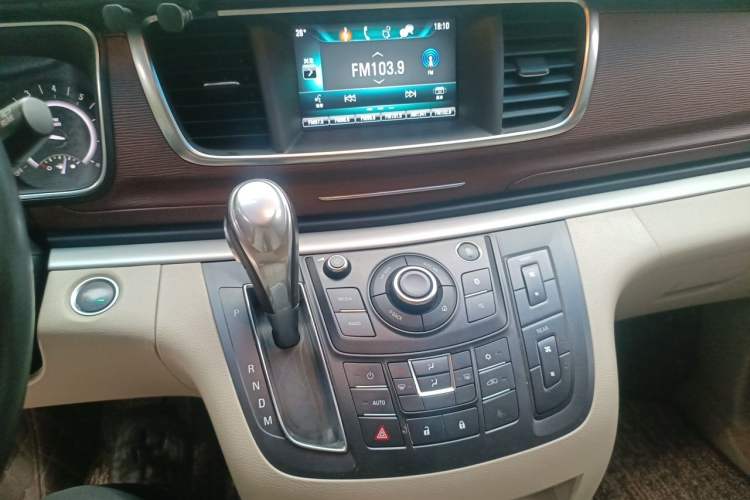 Used Buick GL8 2018 28T Luxury Model China VI Standard Audio And AC Panel