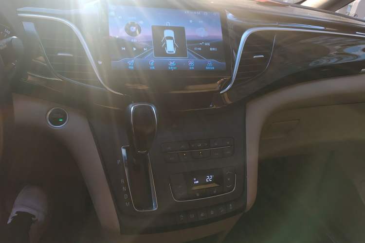 Used Buick GL8 2018 ES 28T Premium Model China VI Standard Audio And AC Panel