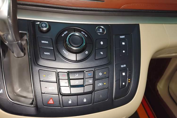 Used Buick GL8 2018 28T Luxury Model China VI Standard Audio And AC Panel