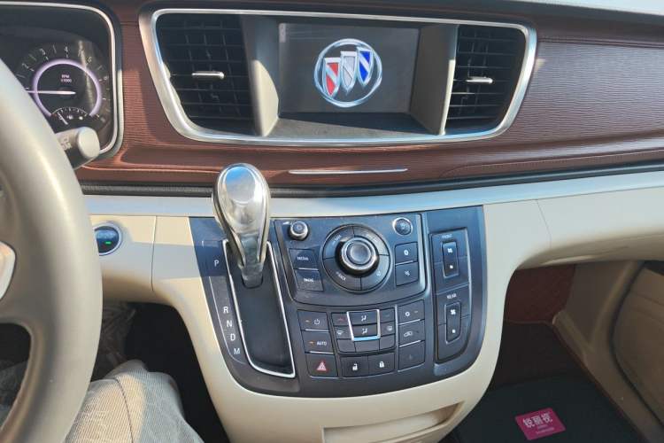 Used Buick GL8 2018 28T Luxury Model China VI Standard Audio And AC Panel