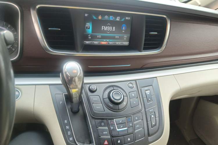 Used Buick GL8 2018 28T Luxury Model China VI Standard Audio And AC Panel