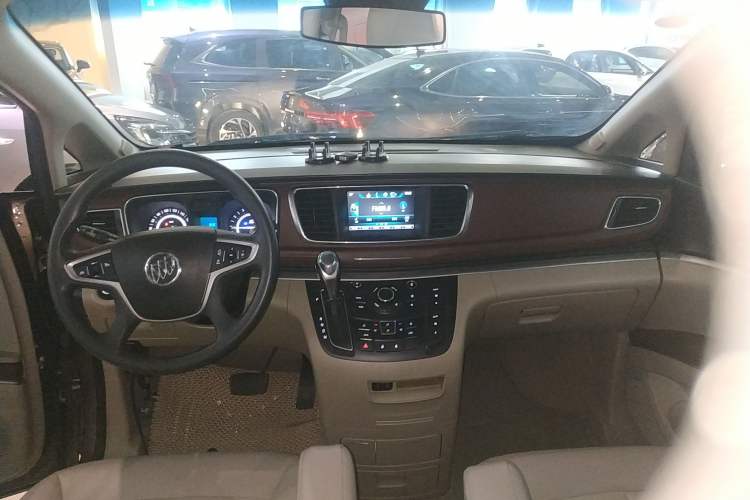 Used Buick GL8 2018 28T Comfort Model China VI Standard Center Console