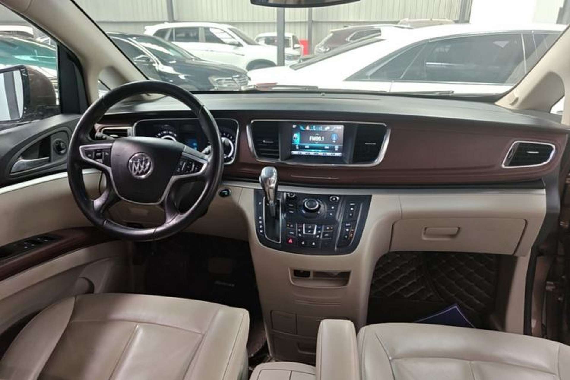 Used Buick GL8 2018 28T Prestige Version China VI Standard Center Console
