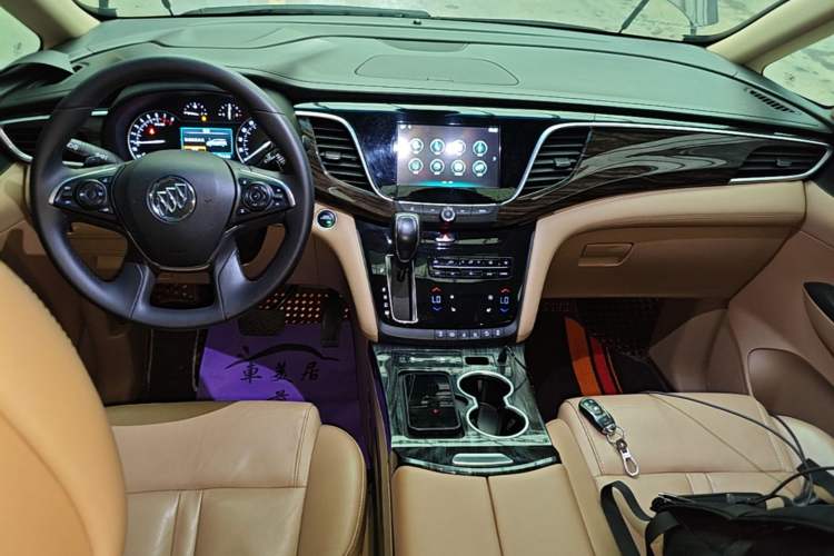 Used Buick GL8 2018 ES 28T Luxury Model China VI Standard Center Console
