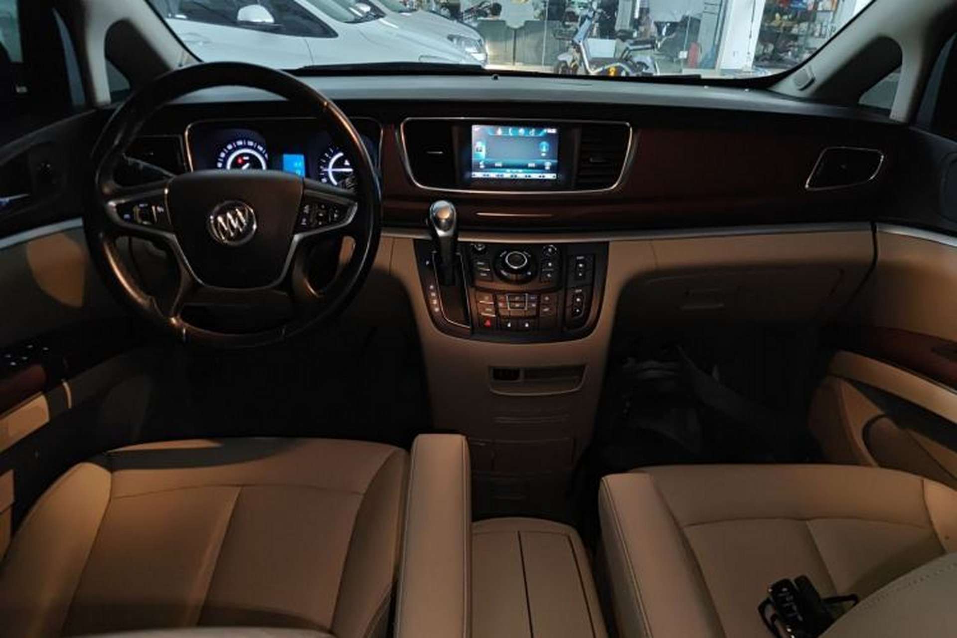 Used Buick GL8 2018 28T Luxury Model China VI Standard Center Console