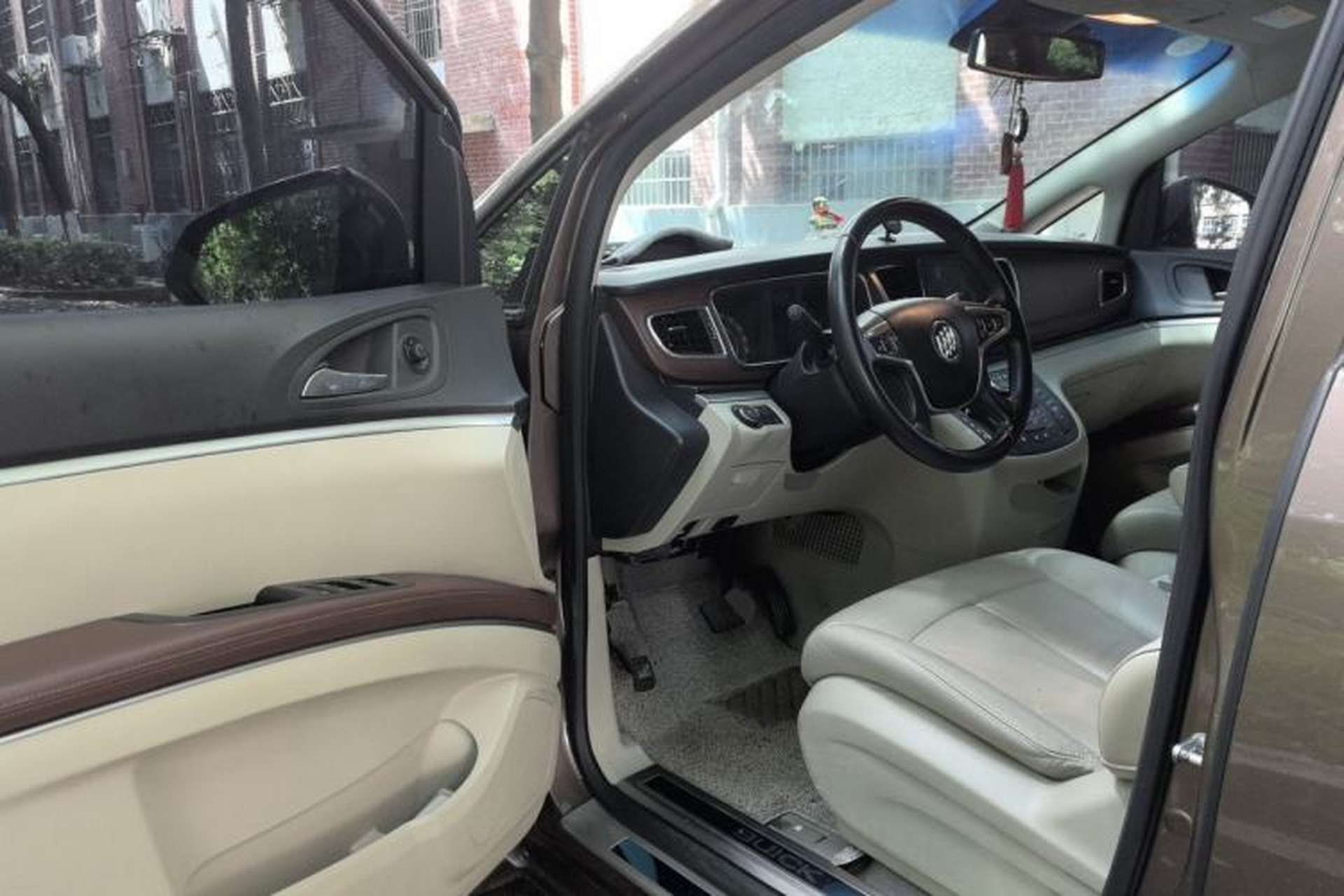 Used Buick GL8 2018 28T Luxury Model China VI Standard Driver Seat