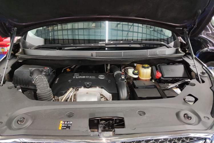 Used Buick GL8 2018 ES 28T Comfort Model China VI Standard Engine Bay