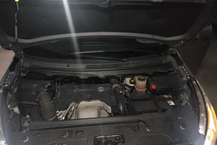 Used Buick GL8 2018 28T Comfort Model China VI Standard Engine Bay