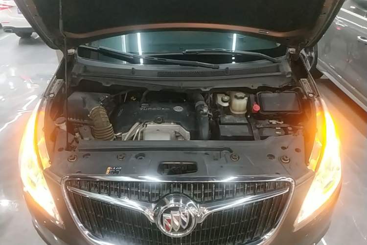 Used Buick GL8 2018 28T Luxury Model China VI Standard Engine Bay
