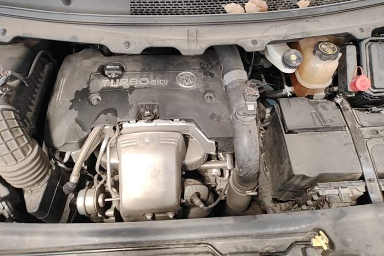 Used Buick GL8 2018 28T Luxury Model China VI Standard Engine Bay