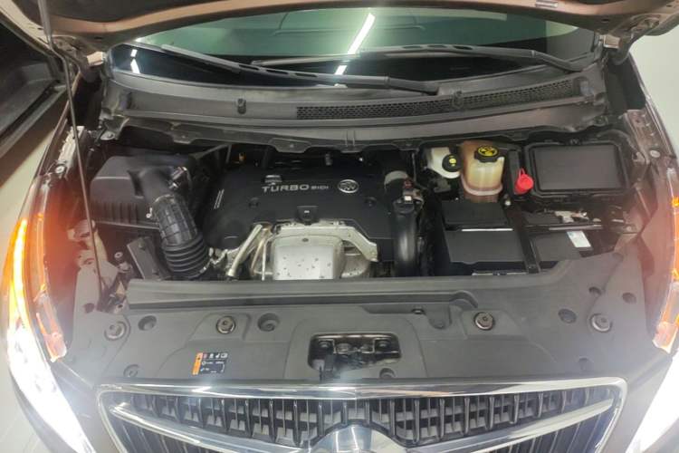 Used Buick GL8 2018 28T Luxury Model China VI Standard Engine Bay