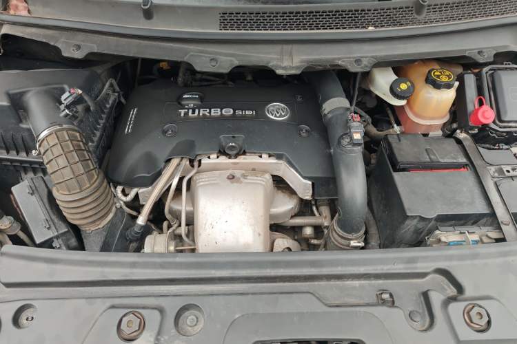 Used Buick GL8 2018 28T Luxury Model China VI Standard Engine Bay