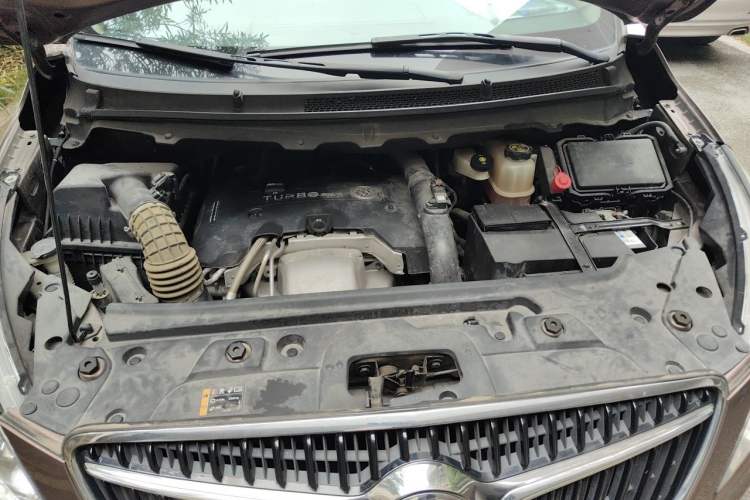 Used Buick GL8 2018 28T Luxury Model China VI Standard Engine Bay