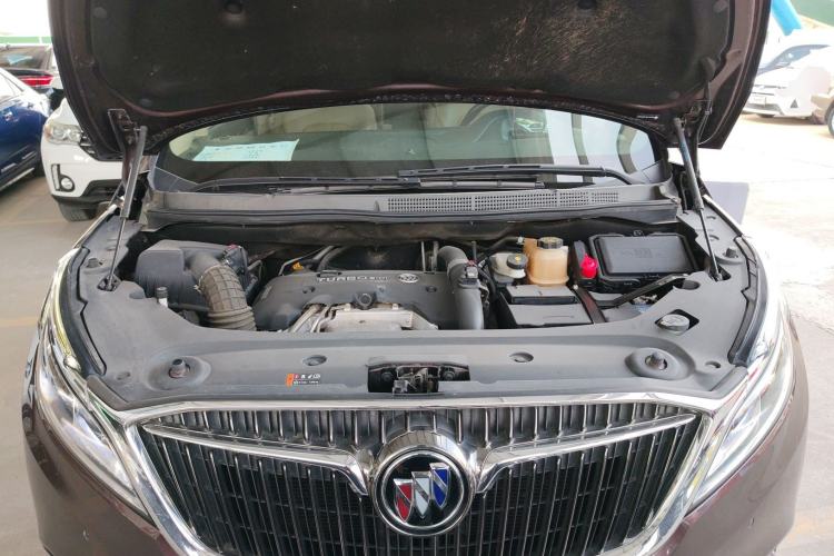 Used Buick GL8 2018 ES 28T Flagship Model China VI Standard Engine Bay