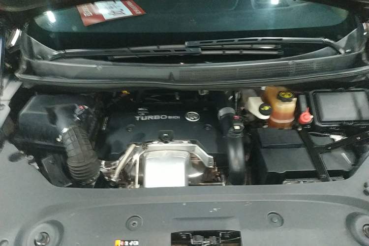 Used Buick GL8 2018 ES 28T Flagship Model China VI Standard Engine Bay