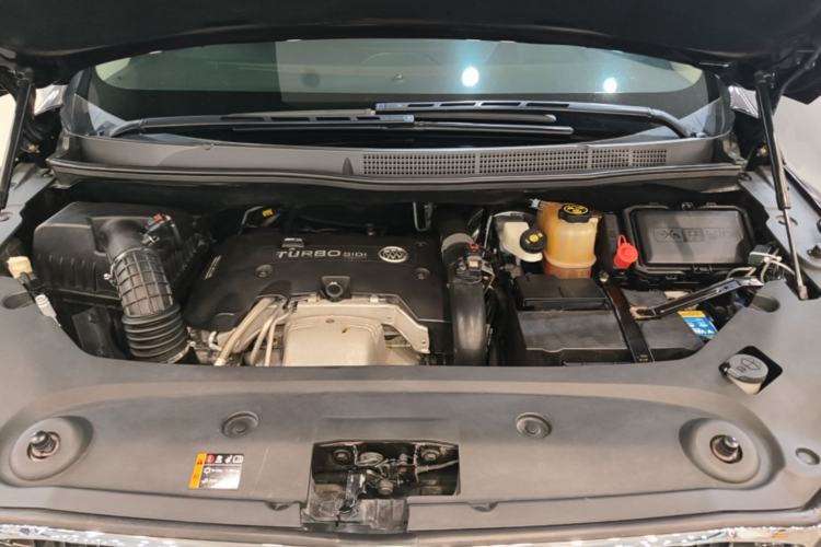 Used Buick GL8 2018 ES 28T Comfort Model China VI Standard Engine Bay