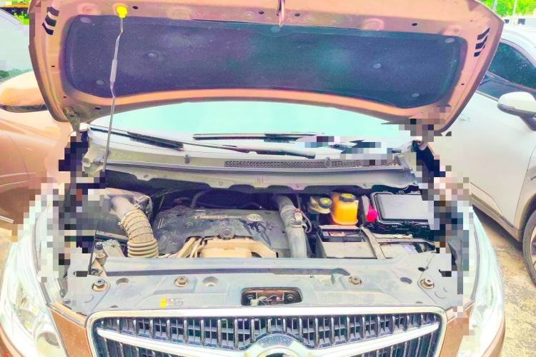 Used Buick GL8 2018 28T Luxury Model China VI Standard Engine Bay