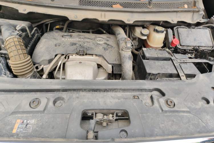 Used Buick GL8 2018 28T Luxury Model China VI Standard Engine Bay