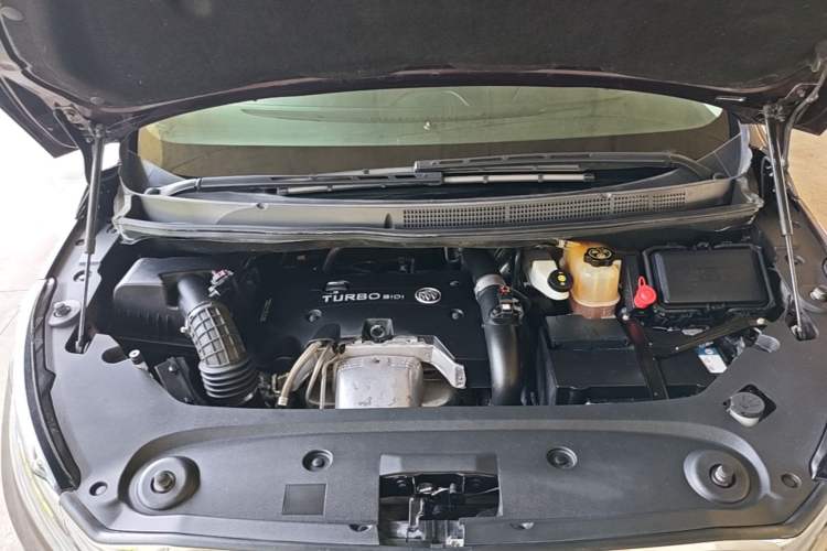 Used Buick GL8 2018 ES 28T Comfort Model China VI Standard Engine Bay
