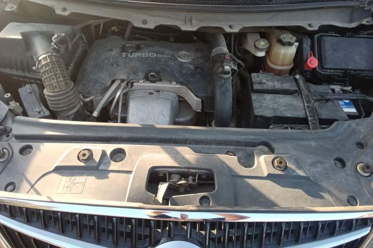 Used Buick GL8 2018 28T Luxury Model China VI Standard Engine Bay