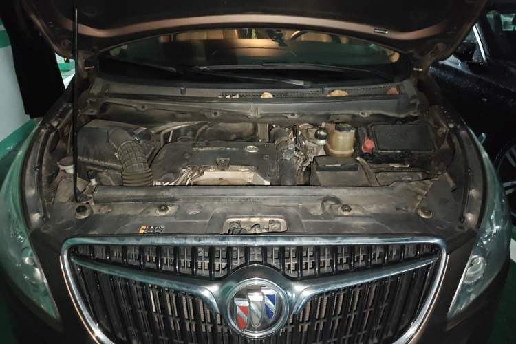Used Buick GL8 2018 28T Luxury Model China VI Standard Engine Bay