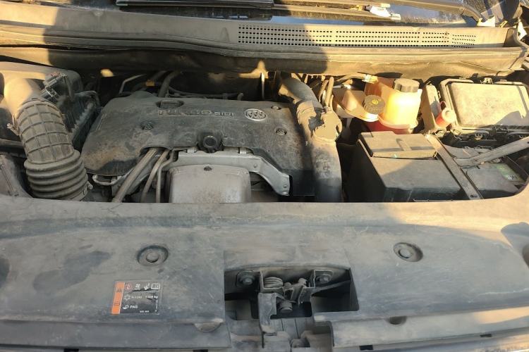 Used Buick GL8 2018 ES 28T Premium Model China VI Standard Engine Bay