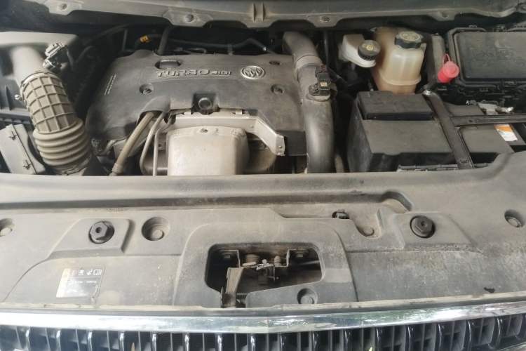 Used Buick GL8 2018 28T Luxury Model China VI Standard Engine Bay