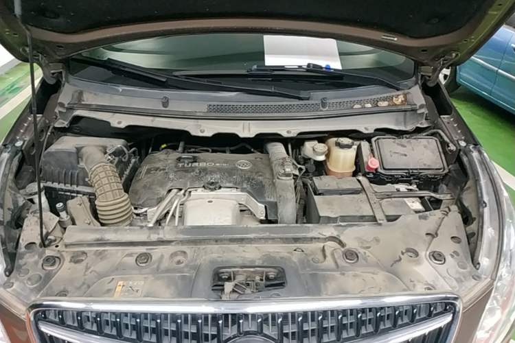 Used Buick GL8 2018 28T Luxury Model China VI Standard Engine Bay
