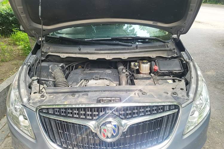 Used Buick GL8 2018 28T Luxury Model China VI Standard Engine Bay