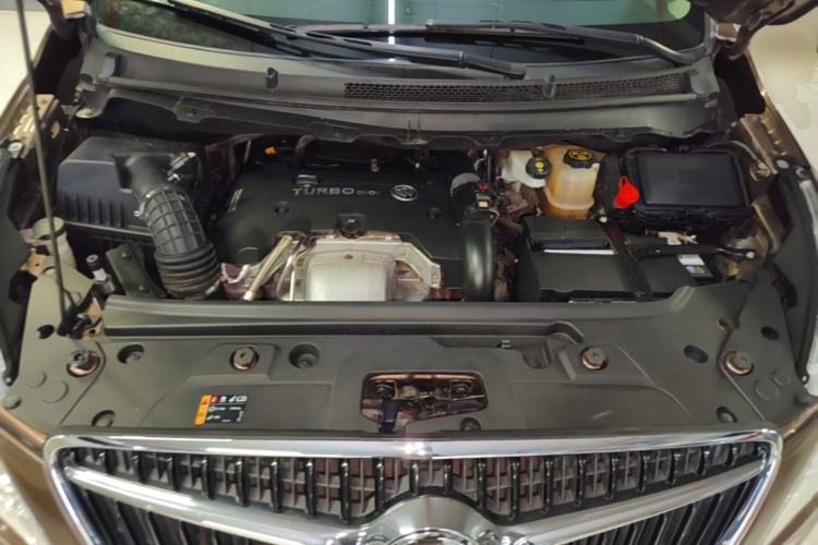 Used Buick GL8 2018 28T Luxury Model China VI Standard Engine Bay