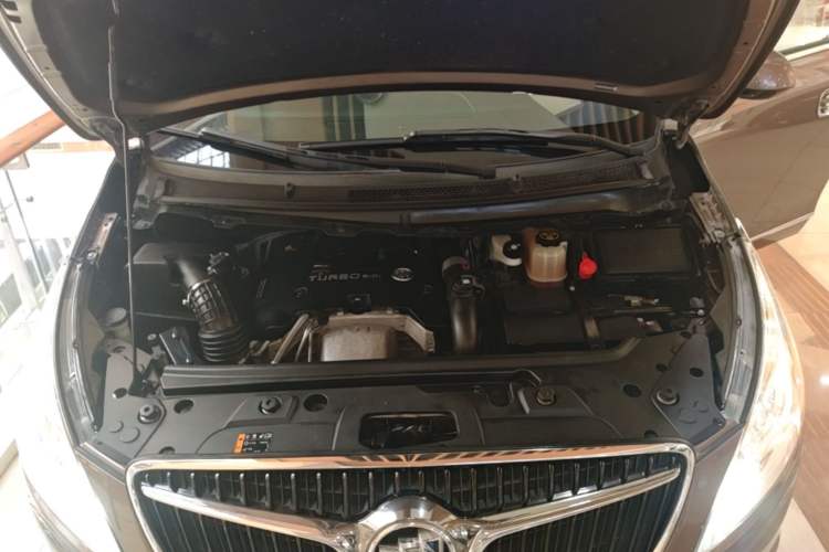 Used Buick GL8 2018 28T Luxury Model China VI Standard Engine Bay