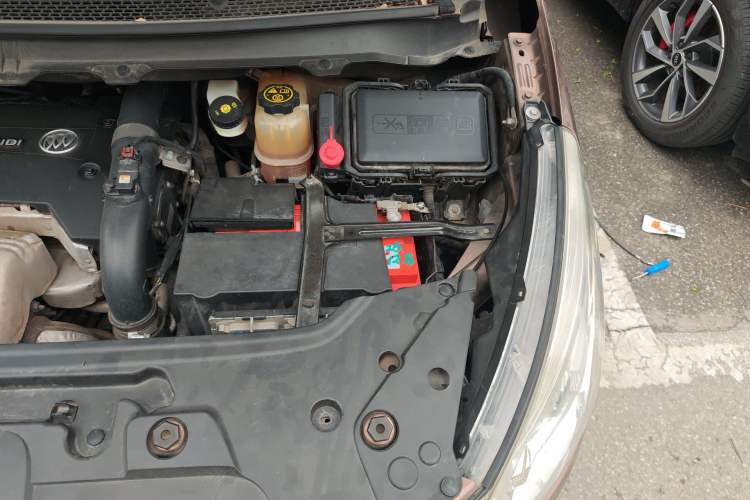 Used Buick GL8 2018 28T Luxury Model China VI Standard Engine Bay Left