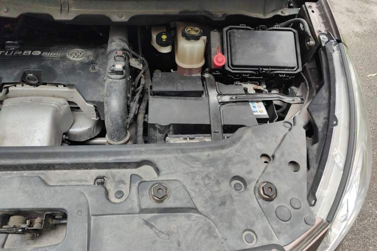 Used Buick GL8 2018 28T Luxury Model China VI Standard Engine Bay Left