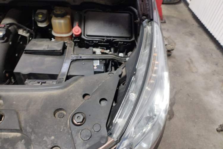 Used Buick GL8 2018 28T Comfort Model China VI Standard Engine Bay Left