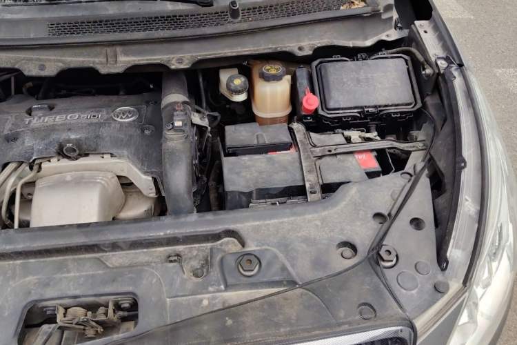 Used Buick GL8 2018 28T Luxury Model China VI Standard Engine Bay Left