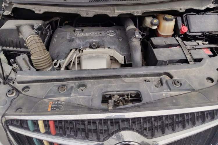 Used Buick GL8 2018 28T Luxury Model China VI Standard Engine Bay