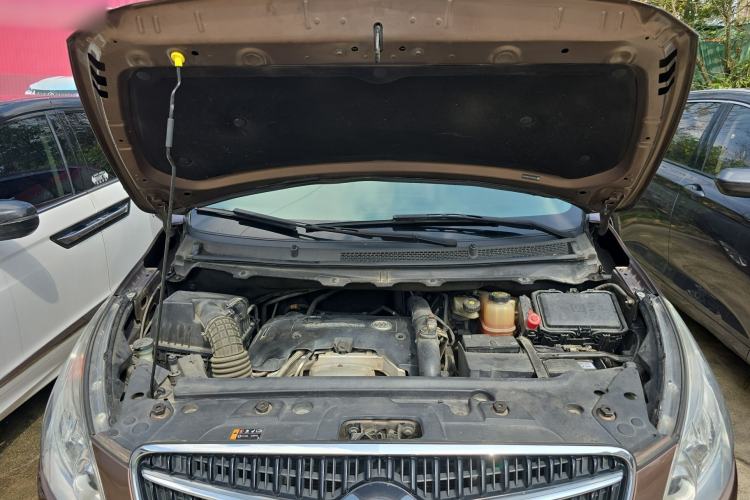 Used Buick GL8 2018 28T Comfort Model China VI Standard Engine Bay