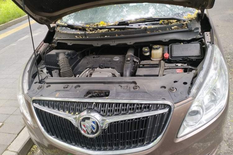 Used Buick GL8 2018 28T Luxury Model China VI Standard Engine Bay