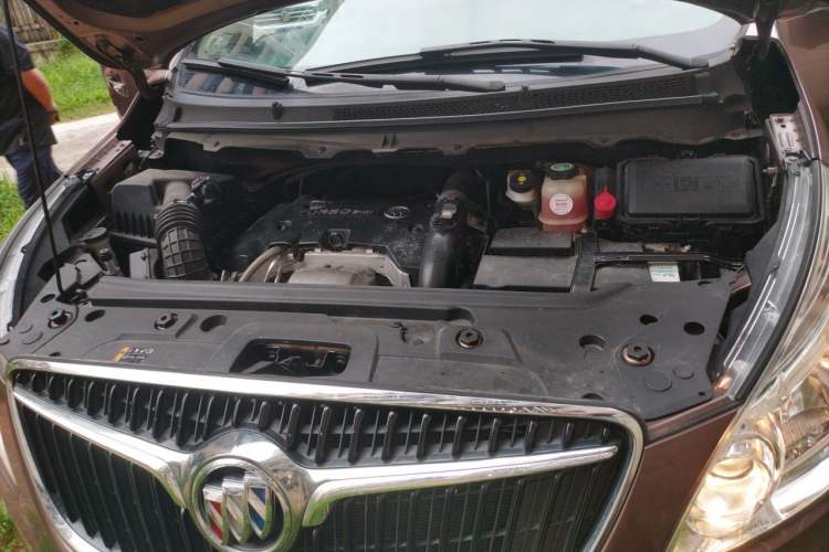 Used Buick GL8 2018 28T Luxury Model China VI Standard Engine Bay