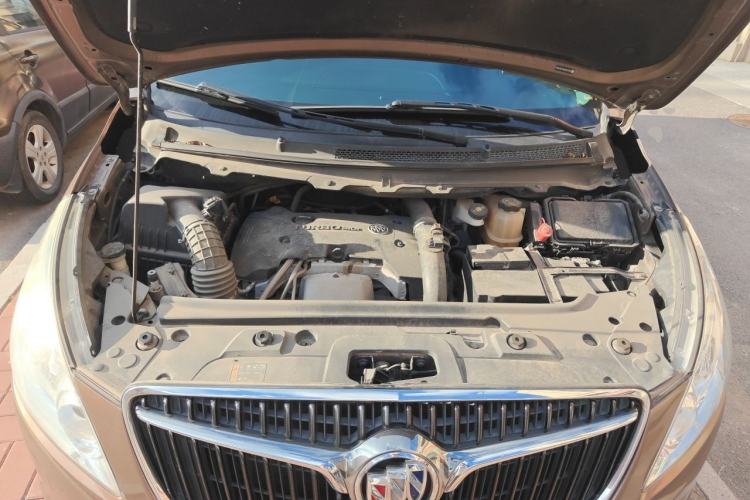 Used Buick GL8 2018 28T Luxury Model China VI Standard Engine Bay